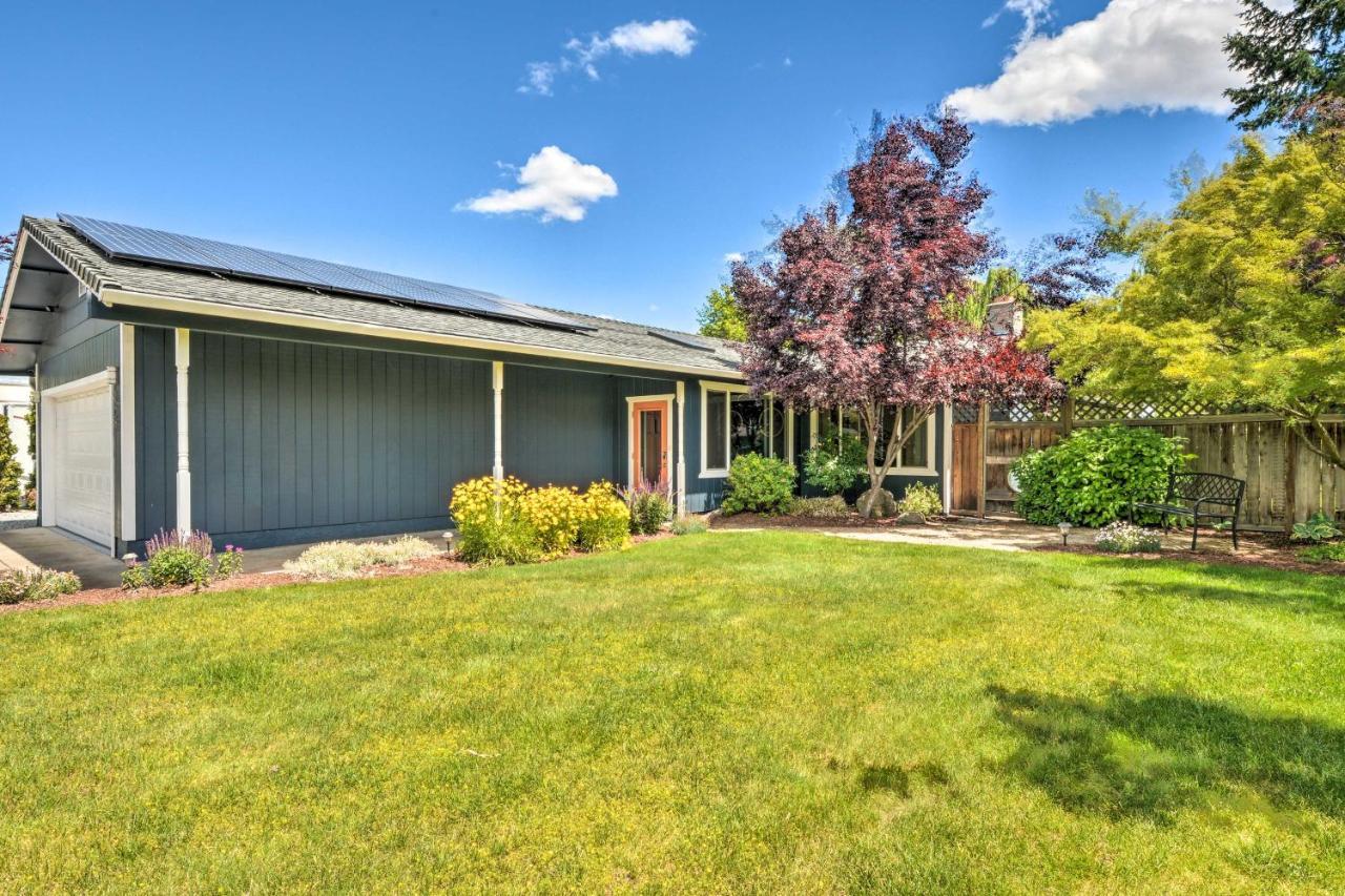 Central Medford Family Retreat With Large Yard! Bagian luar foto