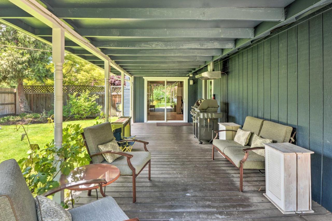 Central Medford Family Retreat With Large Yard! Bagian luar foto
