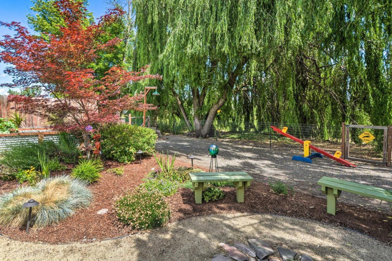 Central Medford Family Retreat With Large Yard! Bagian luar foto