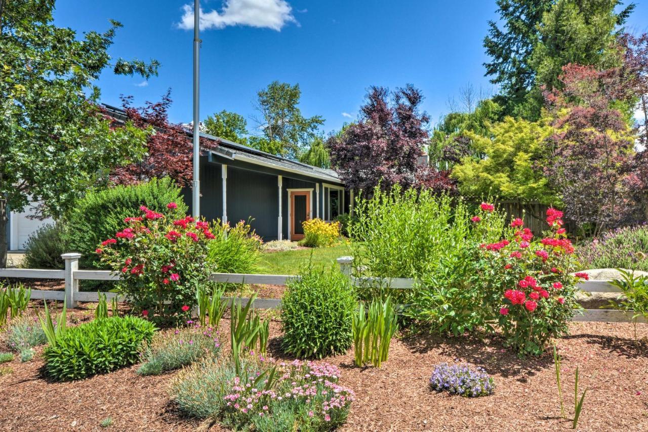 Central Medford Family Retreat With Large Yard! Bagian luar foto