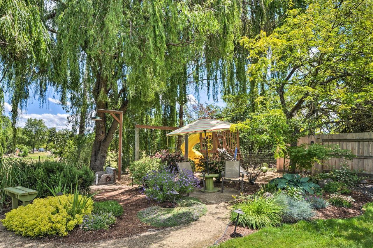Central Medford Family Retreat With Large Yard! Bagian luar foto