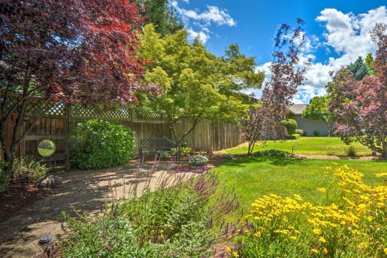 Central Medford Family Retreat With Large Yard! Bagian luar foto