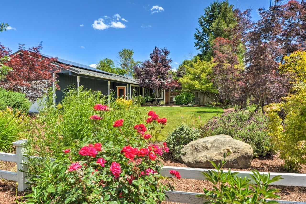 Central Medford Family Retreat With Large Yard! Bagian luar foto