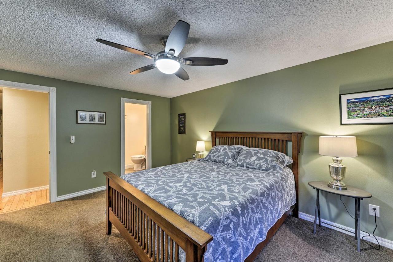 Central Medford Family Retreat With Large Yard! Bagian luar foto