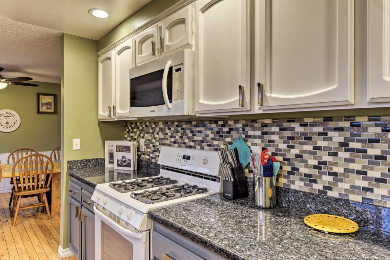 Central Medford Family Retreat With Large Yard! Bagian luar foto