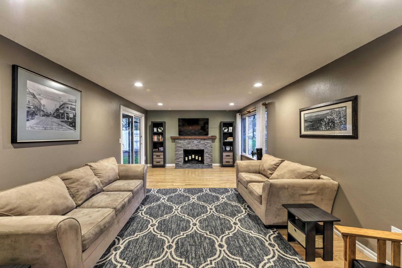 Central Medford Family Retreat With Large Yard! Bagian luar foto