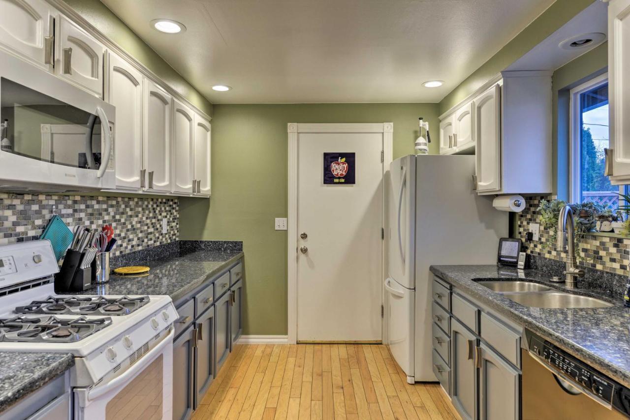 Central Medford Family Retreat With Large Yard! Bagian luar foto