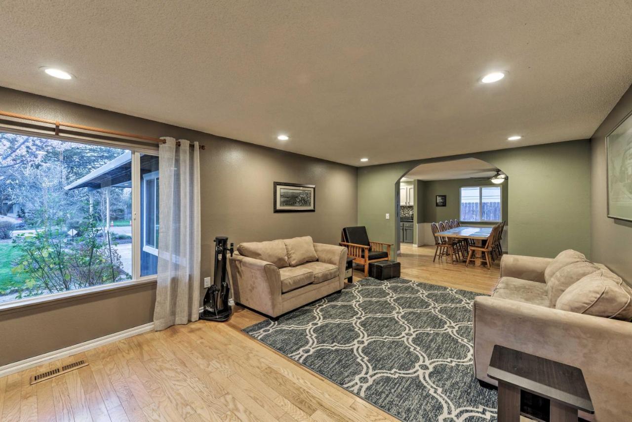 Central Medford Family Retreat With Large Yard! Bagian luar foto