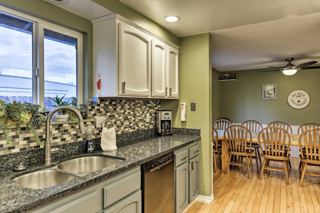 Central Medford Family Retreat With Large Yard! Bagian luar foto