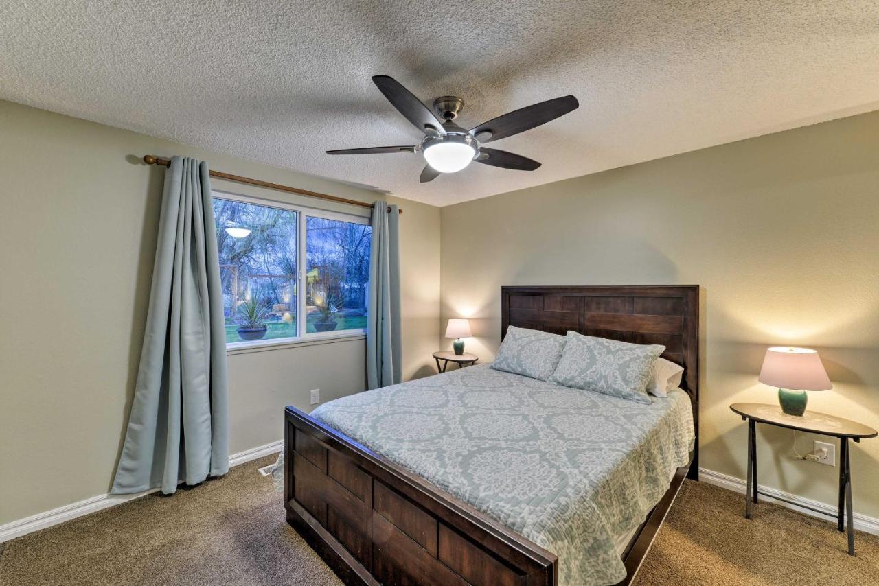 Central Medford Family Retreat With Large Yard! Bagian luar foto