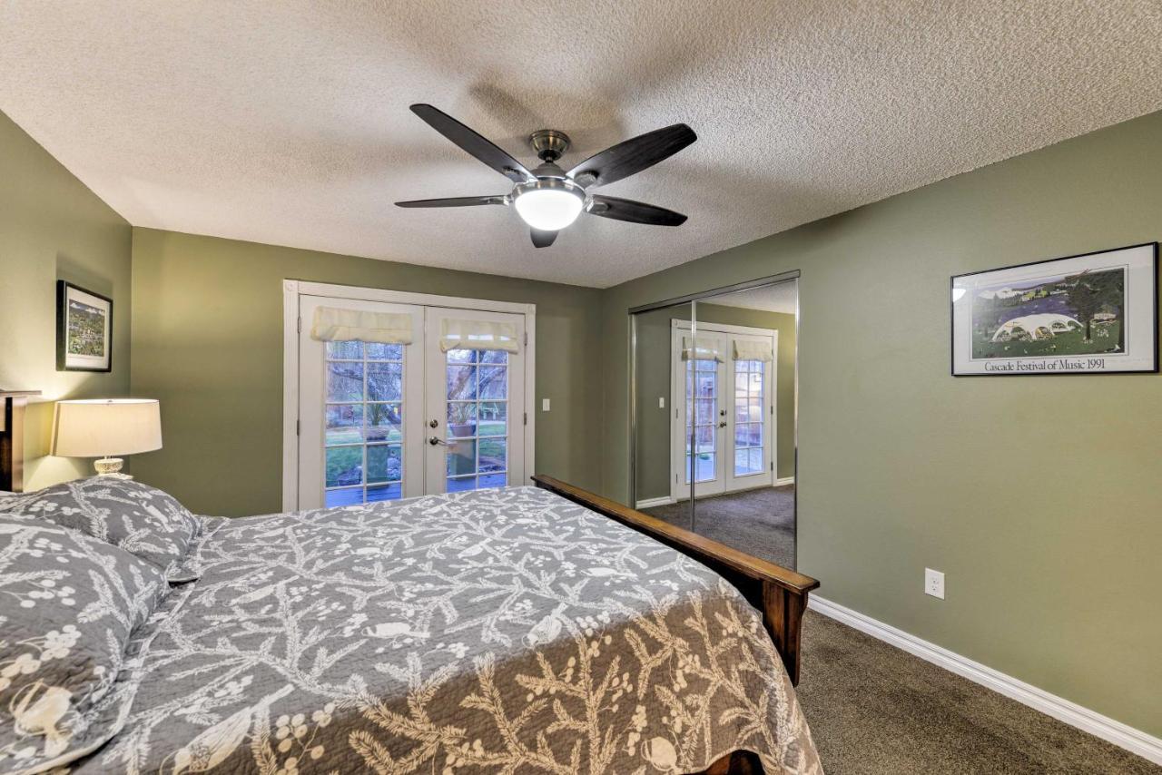 Central Medford Family Retreat With Large Yard! Bagian luar foto